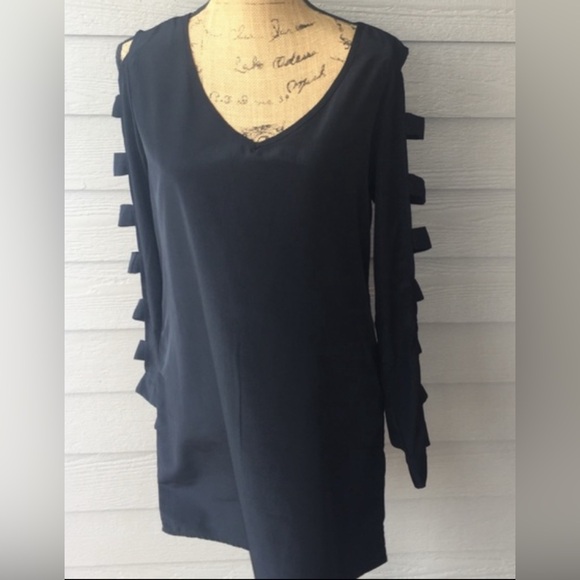 👑✅PRICE FIRM✅ Black Tunic Dress with Sexy cut out long sleeves - Picture 3 of 9